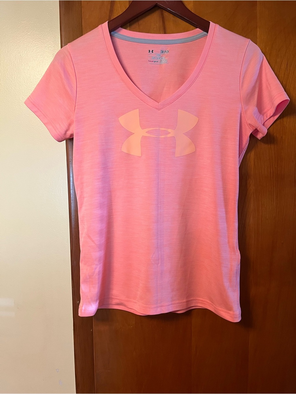Under Armour Pink V-Neck Women's Performance Tee size small